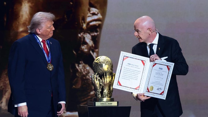 Tampilan umum tim-tim di Pot 1 ditayangkan di panggung selama proses pengundian Piala Dunia FIFA 2026, yang digelar di John F. Kennedy Center for the Performing Arts, Washington, D.C., AS, pada 5 Desember 2025. (REUTERS/Carlos Barria)