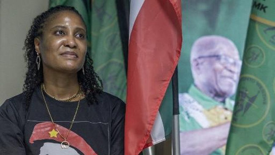 Putri mantan Presiden Jacob Zuma, Duduzile Zuma-Sambudla, menghadiri konferensi pers uMkhonto we Sizwe (MK) di kantor pusat partai di Durban pada 28 November 2025.(RAJESH JANTILAL / AFP)