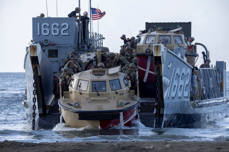 Sebuah Kapal Pengintai Amfibi Ringan (LARC) Angkatan Laut AS meluncur dari kapal pendarat utilitas Angkatan Laut AS (LCU-1662) saat pergerakan militer berlangsung di pantai di Arroyo, Puerto Riko, 5 Desember 2025. (REUTERS/Ricardo Arduengo)