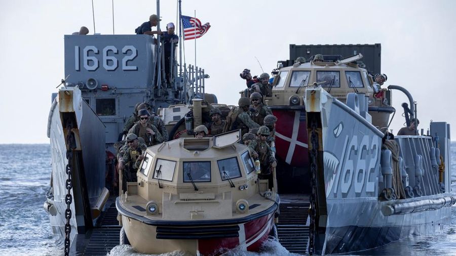Sebuah Kapal Pengintai Amfibi Ringan (LARC) Angkatan Laut AS meluncur dari kapal pendarat utilitas Angkatan Laut AS (LCU-1662) saat pergerakan militer berlangsung di pantai di Arroyo, Puerto Riko, 5 Desember 2025. (REUTERS/Ricardo Arduengo)