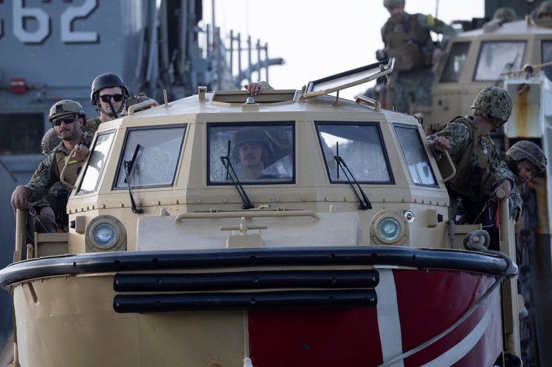 Sebuah Kapal Pengintai Amfibi Ringan (LARC) Angkatan Laut AS meluncur dari kapal pendarat utilitas Angkatan Laut AS (LCU-1662) saat pergerakan militer berlangsung di pantai di Arroyo, Puerto Riko, 5 Desember 2025. (REUTERS/Ricardo Arduengo)
