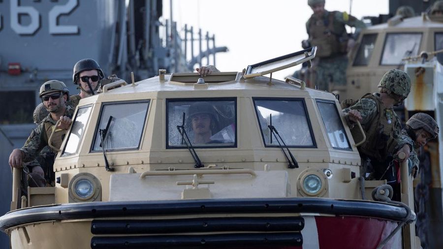 Sebuah Kapal Pengintai Amfibi Ringan (LARC) Angkatan Laut AS meluncur dari kapal pendarat utilitas Angkatan Laut AS (LCU-1662) saat pergerakan militer berlangsung di pantai di Arroyo, Puerto Riko, 5 Desember 2025. (REUTERS/Ricardo Arduengo)