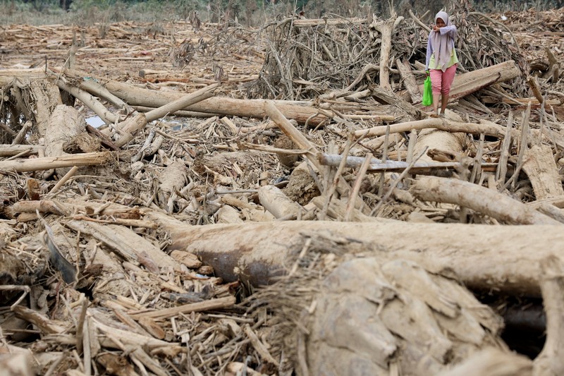 Pemandangan drone menunjukkan sebuah masjid dan sebuah pesantren di daerah yang terkena dampak banjir bandang mematikan setelah hujan lebat di Karang Baru, Kabupaten Aceh Tamiang, Indonesia, 6 Desember 2025. (REUTERS/Ajeng Dinar Ulfiana)