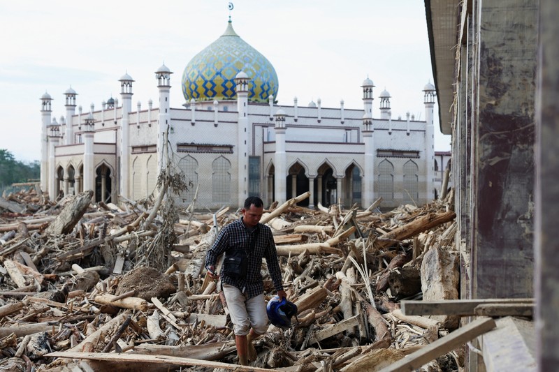 Pemandangan drone menunjukkan sebuah masjid dan sebuah pesantren di daerah yang terkena dampak banjir bandang mematikan setelah hujan lebat di Karang Baru, Kabupaten Aceh Tamiang, Indonesia, 6 Desember 2025. (REUTERS/Ajeng Dinar Ulfiana)