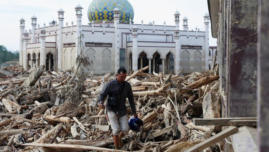 Pemandangan drone menunjukkan sebuah masjid dan sebuah pesantren di daerah yang terkena dampak banjir bandang mematikan setelah hujan lebat di Karang Baru, Kabupaten Aceh Tamiang, Indonesia, 6 Desember 2025. (REUTERS/Ajeng Dinar Ulfiana)
