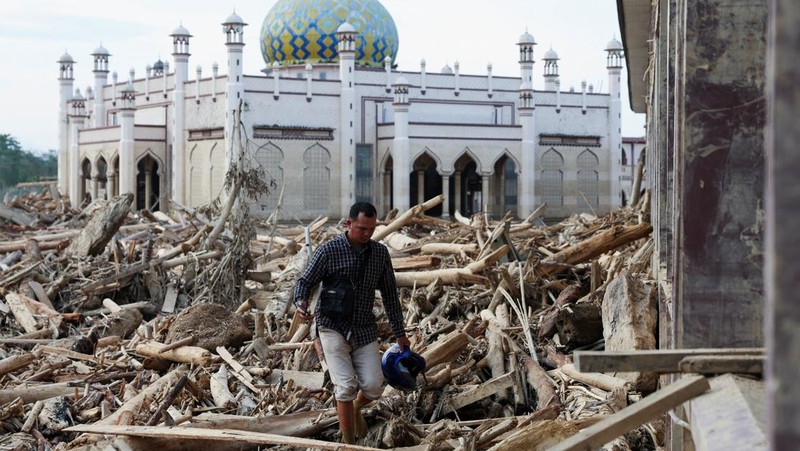 Pemandangan drone menunjukkan sebuah masjid dan sebuah pesantren di daerah yang terkena dampak banjir bandang mematikan setelah hujan lebat di Karang Baru, Kabupaten Aceh Tamiang, Indonesia, 6 Desember 2025. (REUTERS/Ajeng Dinar Ulfiana)