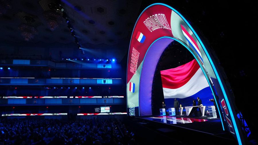 Asisten Pengundian Aaron Judge mengundi Paraguay dalam Pengundian Piala Dunia FIFA 2026 di John F. Kennedy Center for the Performing Arts, Washington, D.C., AS - 5 Desember 2025. REUTERS/Jia Haocheng