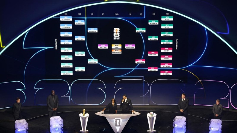 Tampilan umum tim-tim di Pot 1 ditayangkan di panggung selama proses pengundian Piala Dunia FIFA 2026, yang digelar di John F. Kennedy Center for the Performing Arts, Washington, D.C., AS, pada 5 Desember 2025. (REUTERS/Carlos Barria)