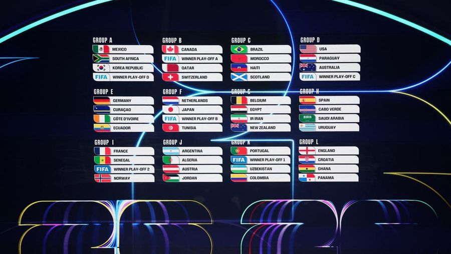 Tampilan umum tim-tim di Pot 1 ditayangkan di panggung selama proses pengundian Piala Dunia FIFA 2026, yang digelar di John F. Kennedy Center for the Performing Arts, Washington, D.C., AS, pada 5 Desember 2025. (REUTERS/Carlos Barria)