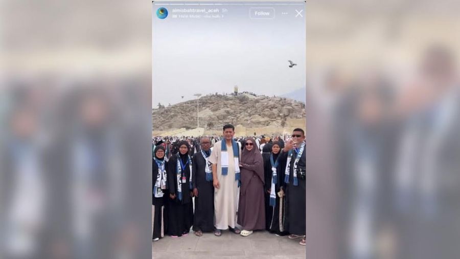 Tangkapan layar Bupati Aceh Selatan, Mirwan MS umrah di tengah banjir yang terjadi di Aceh. (Tangkapan Layar Cerita Instagram/aimisbahtravel_aceh)