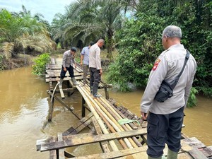 3 Hari Polisi dan Warga Benahi Jembatan Putus di Mempawah dengan Mandiri
