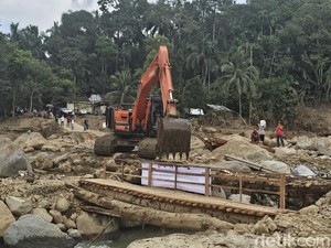Warga di Agam Terisolasi Pascabencana, Jembatan Darurat Jadi Akses Satu-satunya