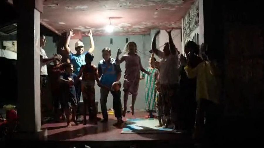 Warga Kabupaten Agam bersorak-sorai merayakan listrik yang kembali menyala pascabencana banjir dan tanah longsor yang menerjang Sumatra Barat. Kini, listrik di wilayah Sumatra Barat berhasil pulih 100% setelah Kabupaten Agam sebagai wilayah terdampak terakhir berhasil menyala penuh pada Jumat (5/12) pukul 17:53 WIB. (Dok. PLN)