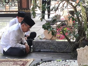 Gus Yahya Datang ke Tebuireng Jombang, Bersimpuh di Makam Pendiri NU