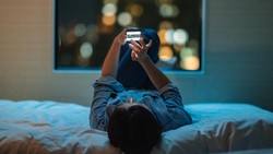 Bukan Blue Light, Ini yang Sebenarnya Bikin Susah Tidur kalau Pegang Ponsel