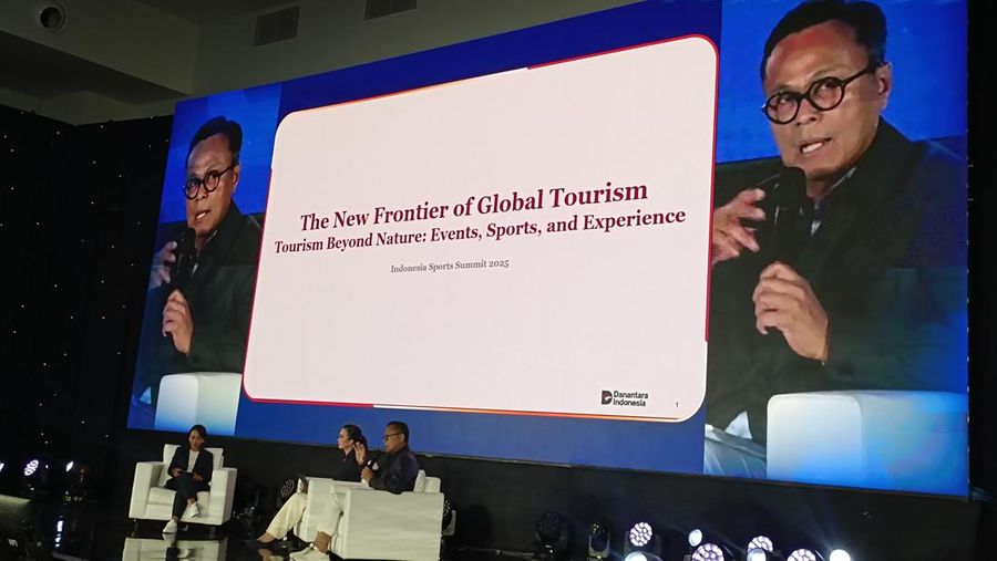 COO Danantara, Dony Oskaria dalam acara Indonesia Sportd Summit 2025 di Indonesia Arena GBK, Jakarta, Minggu (7/12/2025). (CNBC Indonesia/Martyasari Rizky)