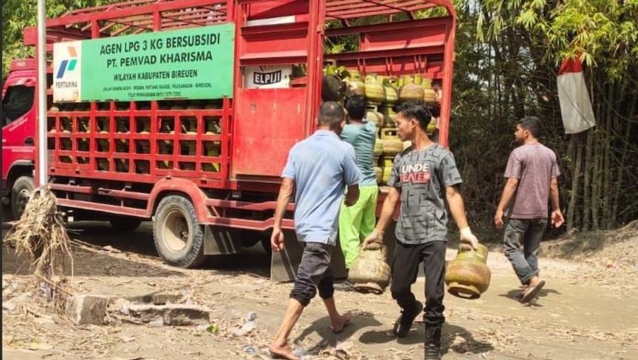Distribusi Bahan Bakar Minyak (BBM) dan Liquefied Petroleum Gas (LPG) terus dipercepat untuk memenuhi kebutuhan masyarakat di daerah terdampak bencana hidrometeorologi di Provinsi Aceh dan Sumatra Utara. (Dok. Kementerian ESDM)
