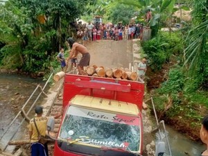 Jembatan di Pandeglang Ambruk Saat Dilewati Truk Angkut Kayu