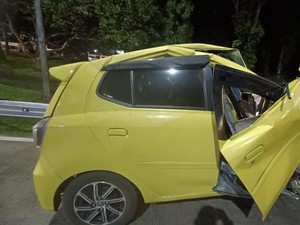 Brakk! Agya Ringsek Usai Tabrak Bokong Truk Beras di Tol Bawen-Semarang