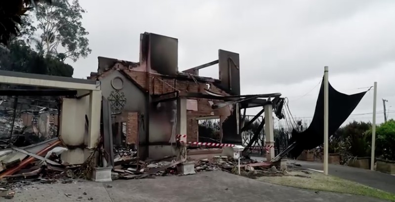 Kondisi rumah yang hangus setelah terdampak kebakaran hutan di New South Wales, Australia, Minggu (7/12/2025). (Tangkapan Layar Video/Reuters)