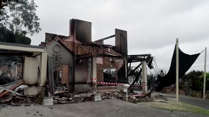 Kondisi rumah yang hangus setelah terdampak kebakaran hutan di New South Wales, Australia, Minggu (7/12/2025). (Tangkapan Layar Video/Reuters)