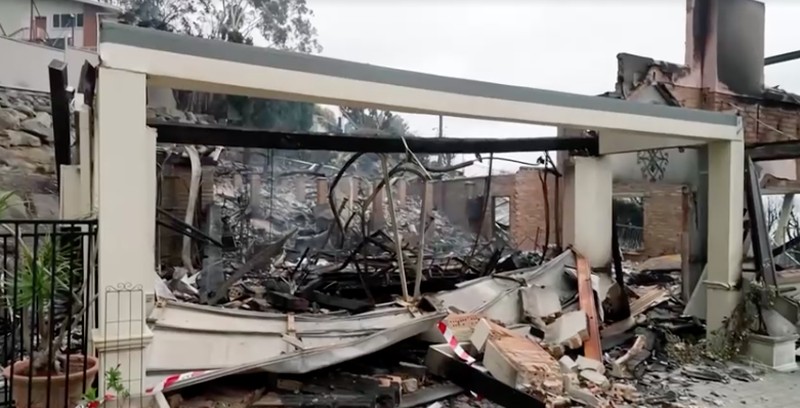 Kondisi rumah yang hangus setelah terdampak kebakaran hutan di New South Wales, Australia, Minggu (7/12/2025). (Tangkapan Layar Video/Reuters)