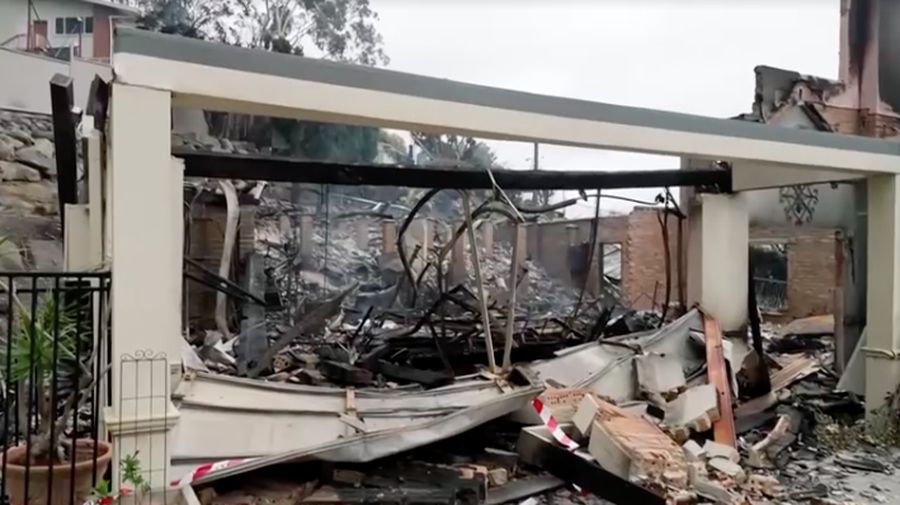Kondisi rumah yang hangus setelah terdampak kebakaran hutan di New South Wales, Australia, Minggu (7/12/2025). (Tangkapan Layar Video/Reuters)