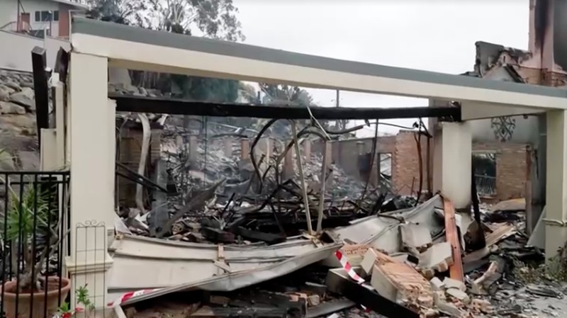 Kondisi rumah yang hangus setelah terdampak kebakaran hutan di New South Wales, Australia, Minggu (7/12/2025). (Tangkapan Layar Video/Reuters)
