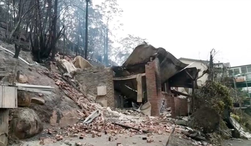 Kondisi rumah yang hangus setelah terdampak kebakaran hutan di New South Wales, Australia, Minggu (7/12/2025). (Tangkapan Layar Video/Reuters)