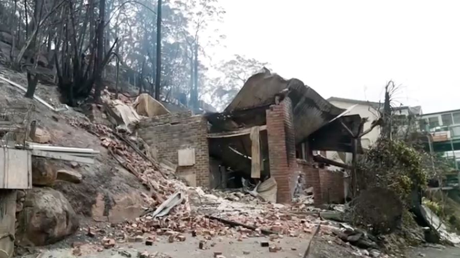Kondisi rumah yang hangus setelah terdampak kebakaran hutan di New South Wales, Australia, Minggu (7/12/2025). (Tangkapan Layar Video/Reuters)