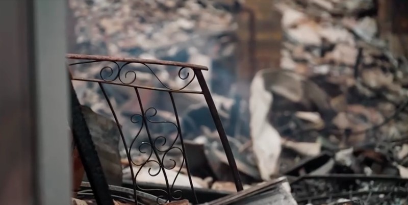 Kondisi rumah yang hangus setelah terdampak kebakaran hutan di New South Wales, Australia, Minggu (7/12/2025). (Tangkapan Layar Video/Reuters)