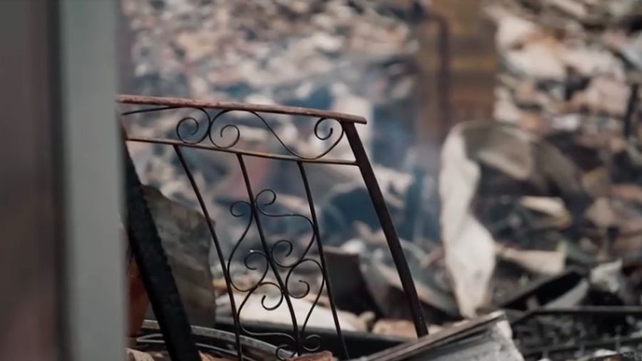Kondisi rumah yang hangus setelah terdampak kebakaran hutan di New South Wales, Australia, Minggu (7/12/2025). (Tangkapan Layar Video/Reuters)