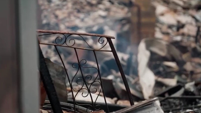 Kondisi rumah yang hangus setelah terdampak kebakaran hutan di New South Wales, Australia, Minggu (7/12/2025). (Tangkapan Layar Video/Reuters)