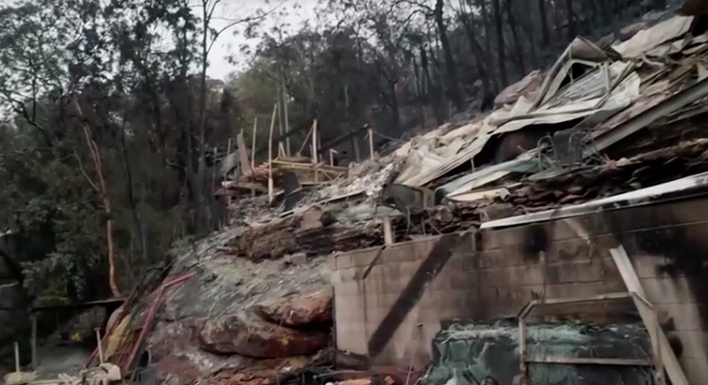 Kondisi rumah yang hangus setelah terdampak kebakaran hutan di New South Wales, Australia, Minggu (7/12/2025). (Tangkapan Layar Video/Reuters)