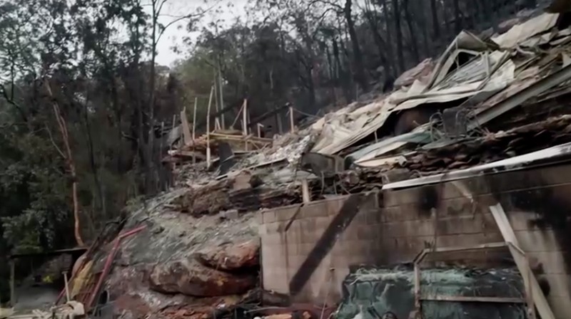 Kondisi rumah yang hangus setelah terdampak kebakaran hutan di New South Wales, Australia, Minggu (7/12/2025). (Tangkapan Layar Video/Reuters)