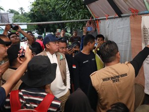Nusron Wahid Serahkan Bantuan & Dengar Keluhan Korban Banjir di Agam