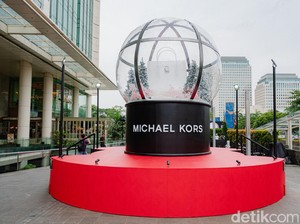 Michael Kors Bawa Liburan ala New York ke Jakarta dengan Bola Salju 6 Meter