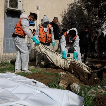 Potret Puluhan Jenazah Gaza Digali & Dievakuasi Massal ke Makam Umum