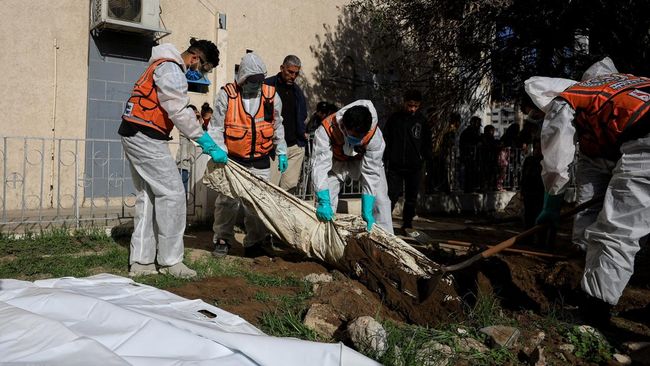 Potret Puluhan Jenazah Gaza Digali dan Dievakuasi Massal ke Makam Umum