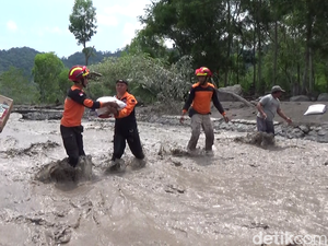 BPBD Tembus Banjir Lahar Semeru untuk Salurkan Bantuan Warga