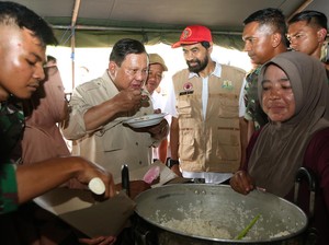 Momen Prabowo Cicipi Makanan di Tenda Pengungsi Korban Banjir Aceh