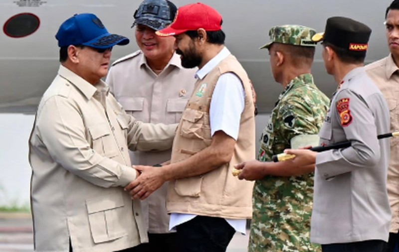 Prabowo Subianto bersama Gubernur Aceh, Bapak Muzakir Manaf, atau yang lebih dikenal dengan sapaan Bapak Mualem, menuju Kabupaten Bireuen. (Dok. Sekretariat.Kabinet)