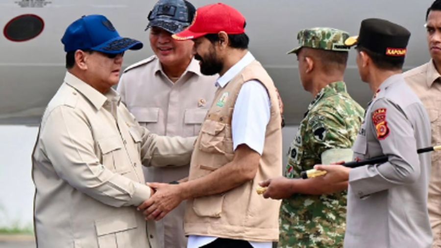Prabowo Subianto bersama Gubernur Aceh, Bapak Muzakir Manaf, atau yang lebih dikenal dengan sapaan Bapak Mualem, menuju Kabupaten Bireuen. (Dok. Sekretariat.Kabinet)