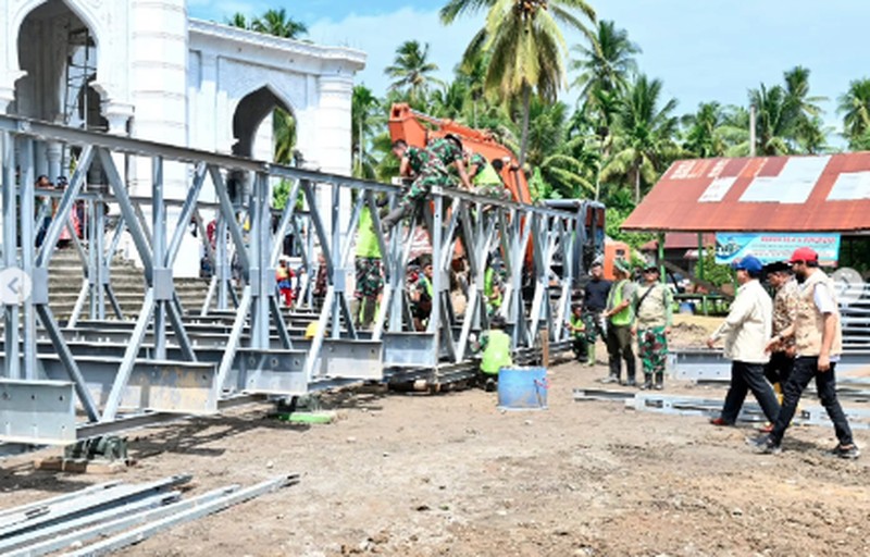 Prabowo Subianto bersama Gubernur Aceh, Bapak Muzakir Manaf, atau yang lebih dikenal dengan sapaan Bapak Mualem, menuju Kabupaten Bireuen. (Dok. Sekretariat.Kabinet)
