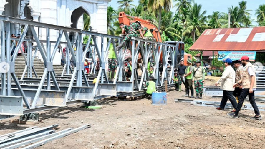 Prabowo Subianto bersama Gubernur Aceh, Bapak Muzakir Manaf, atau yang lebih dikenal dengan sapaan Bapak Mualem, menuju Kabupaten Bireuen. (Dok. Sekretariat.Kabinet)