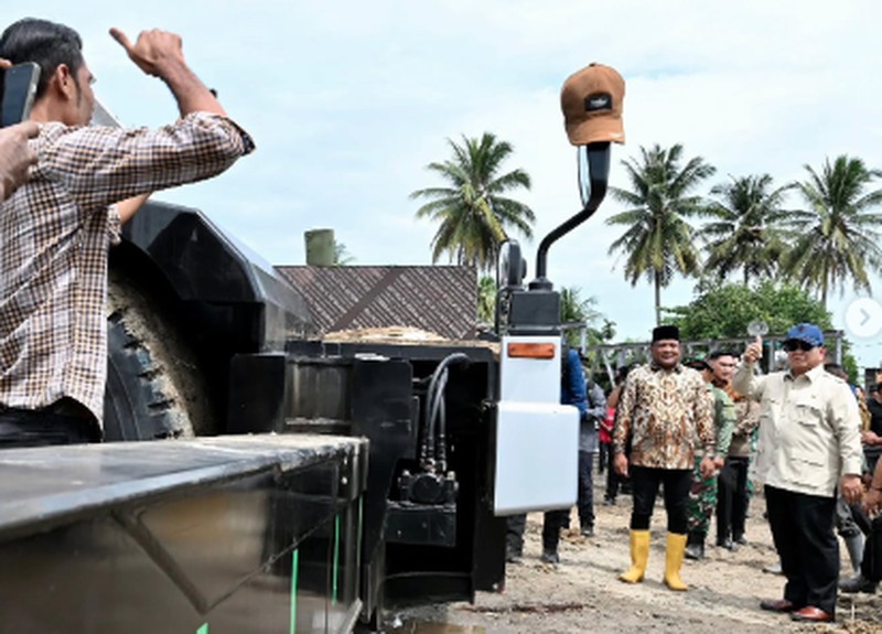 Prabowo Subianto bersama Gubernur Aceh, Bapak Muzakir Manaf, atau yang lebih dikenal dengan sapaan Bapak Mualem, menuju Kabupaten Bireuen. (Dok. Sekretariat.Kabinet)