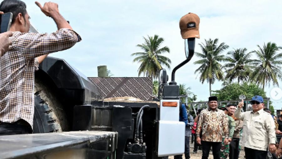 Prabowo Subianto bersama Gubernur Aceh, Bapak Muzakir Manaf, atau yang lebih dikenal dengan sapaan Bapak Mualem, menuju Kabupaten Bireuen. (Dok. Sekretariat.Kabinet)