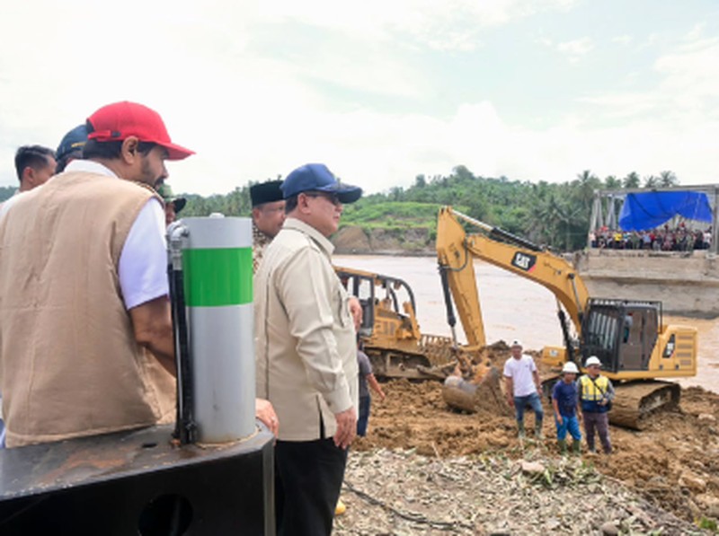 Prabowo Subianto bersama Gubernur Aceh, Bapak Muzakir Manaf, atau yang lebih dikenal dengan sapaan Bapak Mualem, menuju Kabupaten Bireuen. (Dok. Sekretariat.Kabinet)