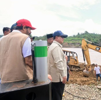 Didampingi Gubernur Aceh, Prabowo Tinjau Banjir-Longsor di Bireuen