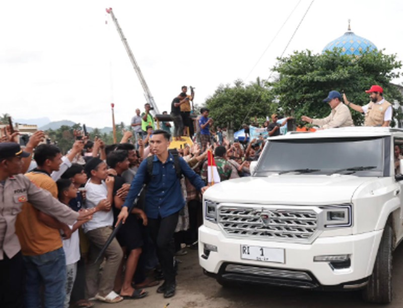 Prabowo Subianto bersama Gubernur Aceh, Bapak Muzakir Manaf, atau yang lebih dikenal dengan sapaan Bapak Mualem, menuju Kabupaten Bireuen. (Dok. Sekretariat.Kabinet)